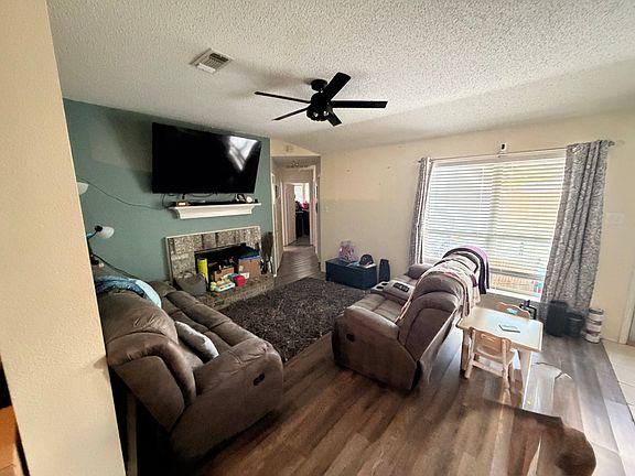 3rd image of 2716 Helen Ln