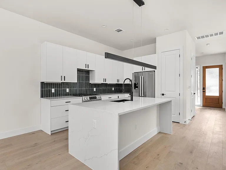 1402 Summit St #B — Photo 9