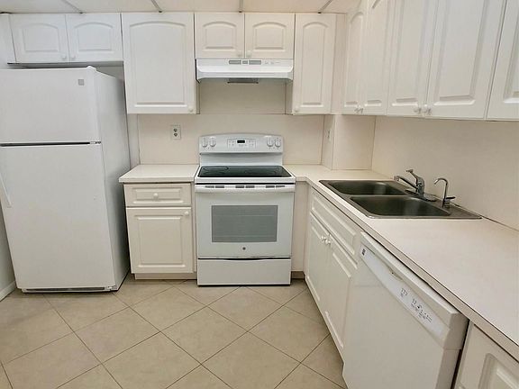 1621 Collins Ave 8