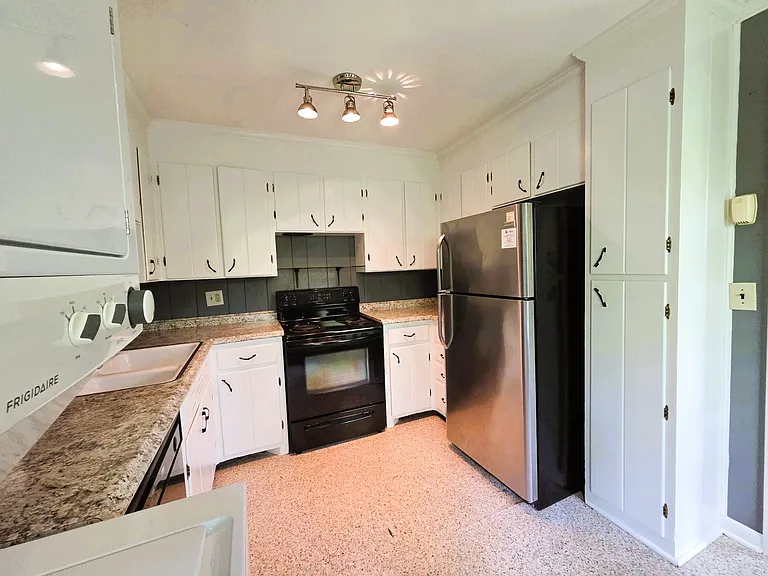 101 W Hillwood Dr #A — Photo 9