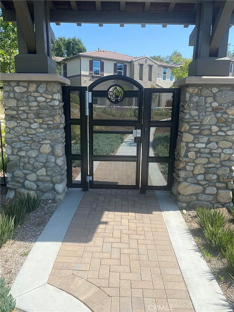 3 bed, 2.5 bath, 1417 sqft, $3,600 — Photo 4