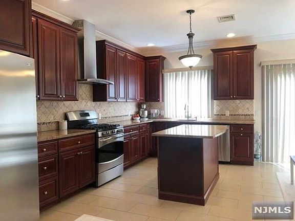 4th image of 725 Jefferson Ave #725
