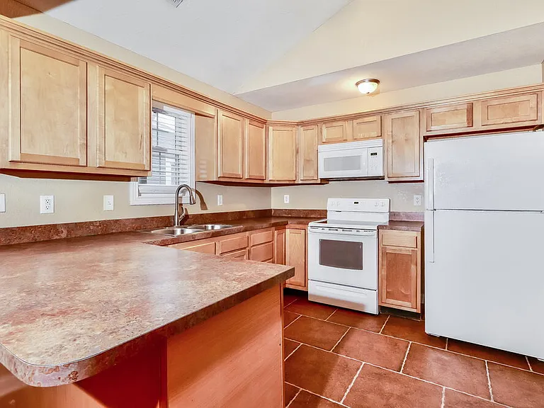 1044 Avondale Ct — Photo 7