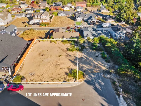 2165 Fir St, North Bend, OR 97459