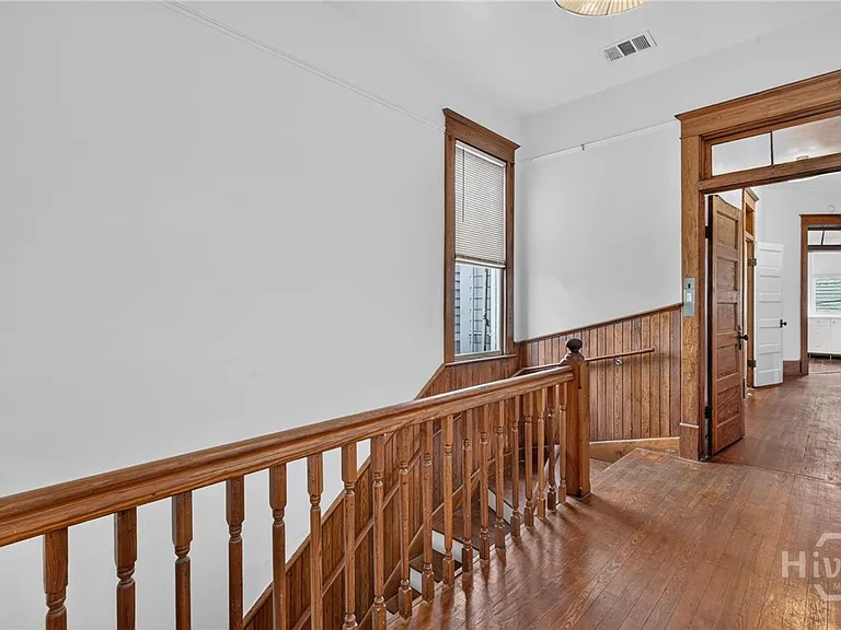 114 W Waldburg St — Photo 11