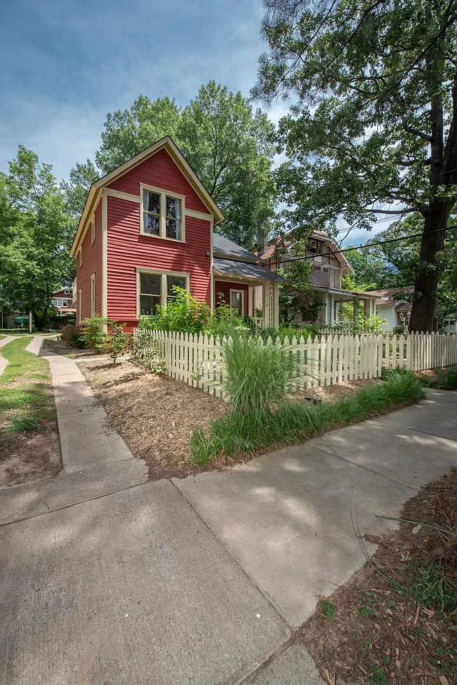 2 bed, 1.5 bath, 1100 sqft, $1,400 — Photo 2