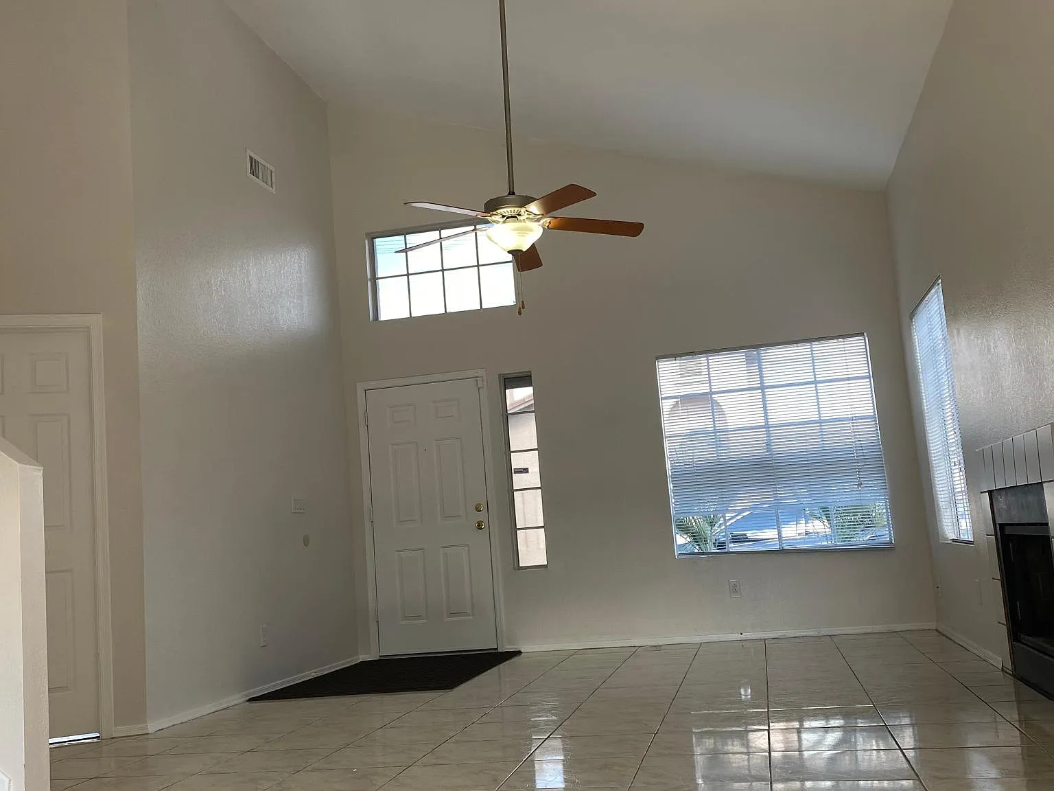 3 bed, 1314 sqft, $2,450 — Photo 2