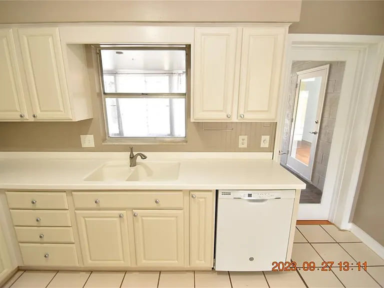 604 Southwood Cv — Photo 23