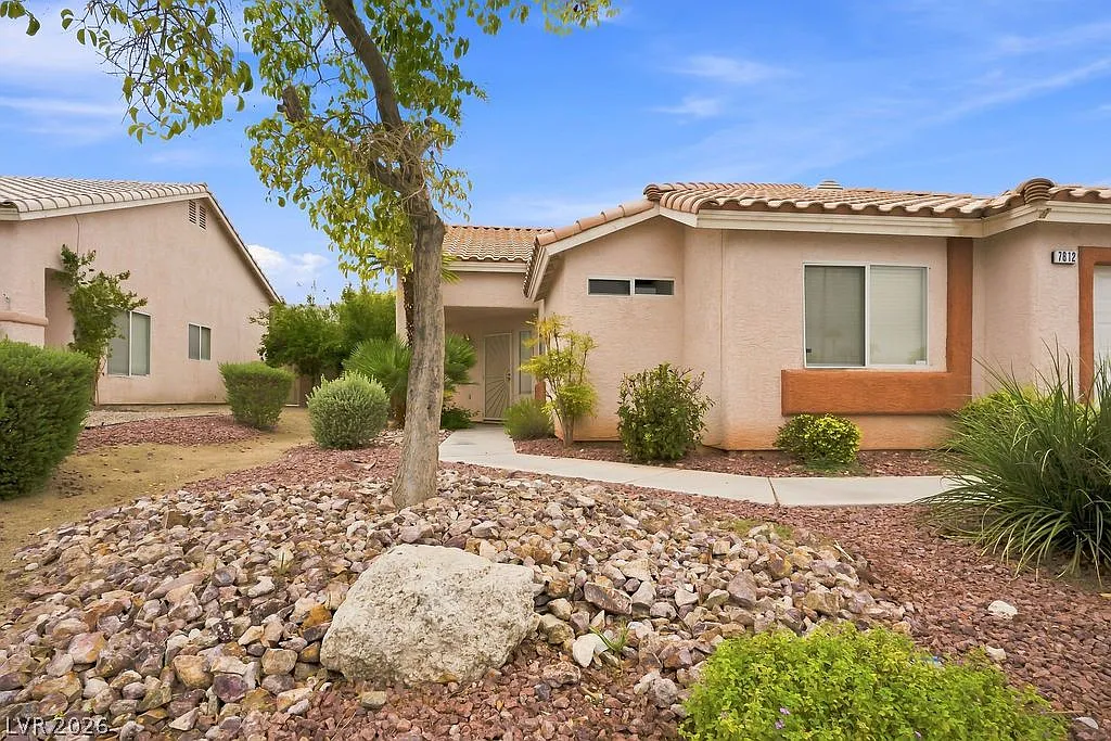 4 bed, 3.0 bath, 2022 sqft, $2,150 — Photo 4
