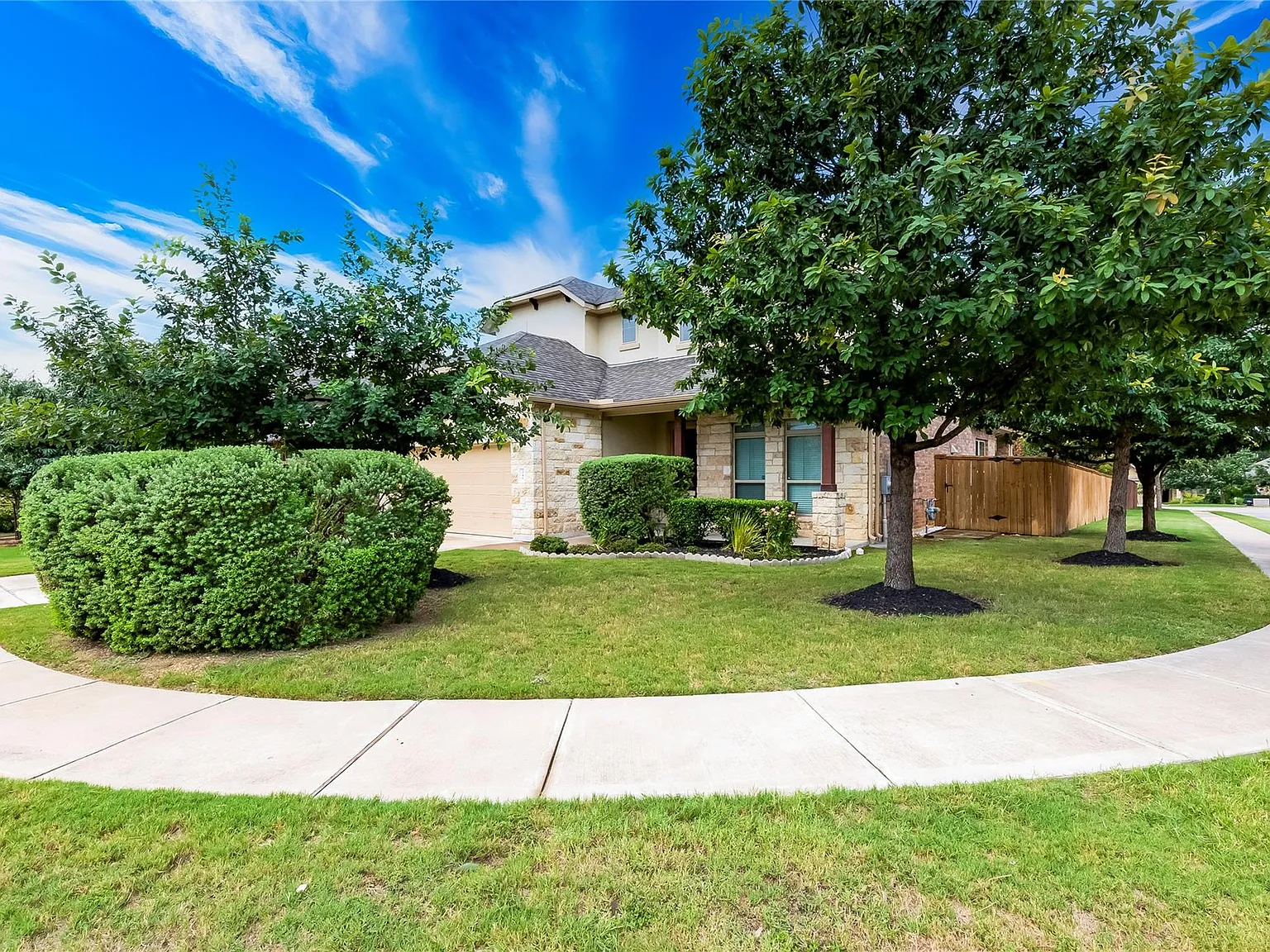 4 bed, 2.5 bath, 2770 sqft, $2,850 — Photo 4