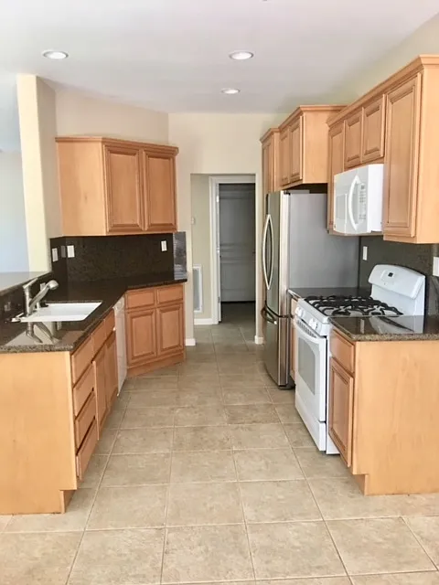 Beautiful Home in 55+ Active Adult Gated Community — Photo 2