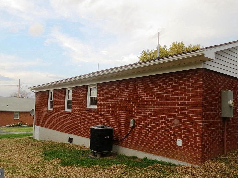 2nd image of 4 Hilltop Dr