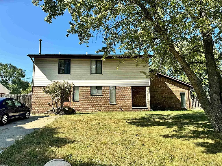 38615 Meadowdale St — Photo 1