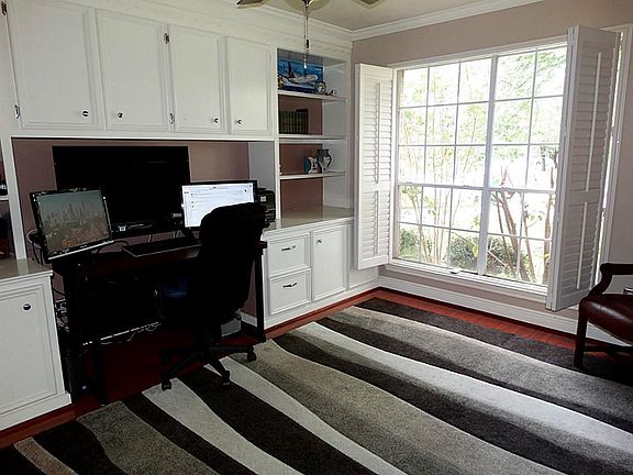4th image of 2613 Hollybrook Dr