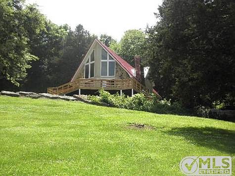 Lot has 5 Acres, wildlife!