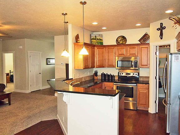 2nd image of 650 E Giant Saguaro St