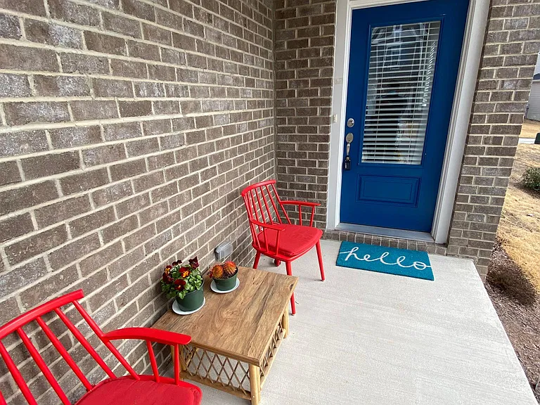 132 Manordale Dr — Photo 2