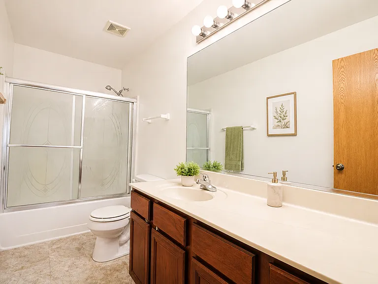 1858 S Hamlin Ln — Photo 16