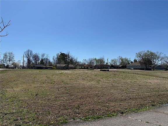 3rd image of 4 W Houston St