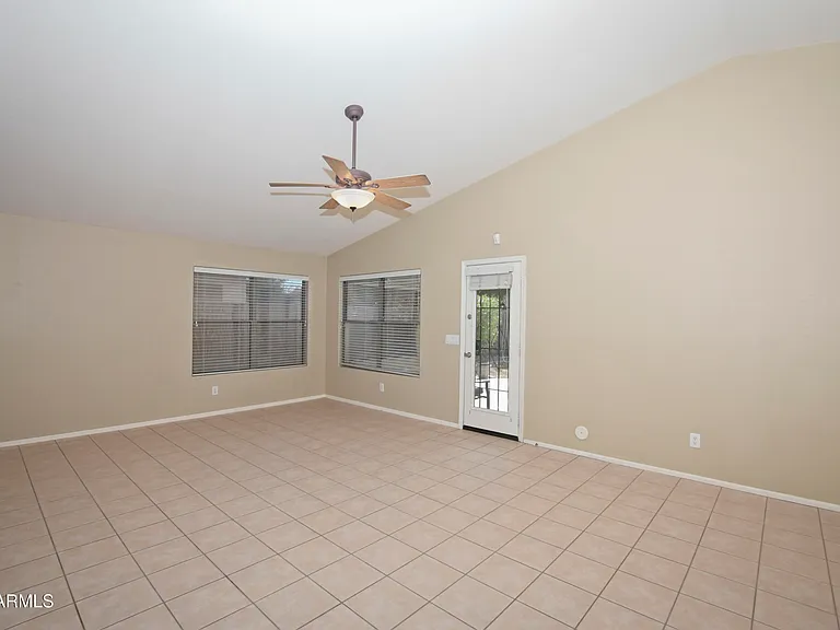 10221 W Daley Ln — Photo 10