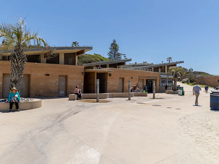 Moonlight Beach facilities include volleyball and tennis courts, recreational equipment rentals and a snack bar.