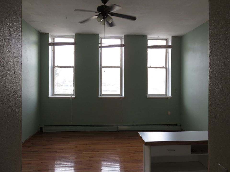 2nd image of 1015 Essex St SE APT 103