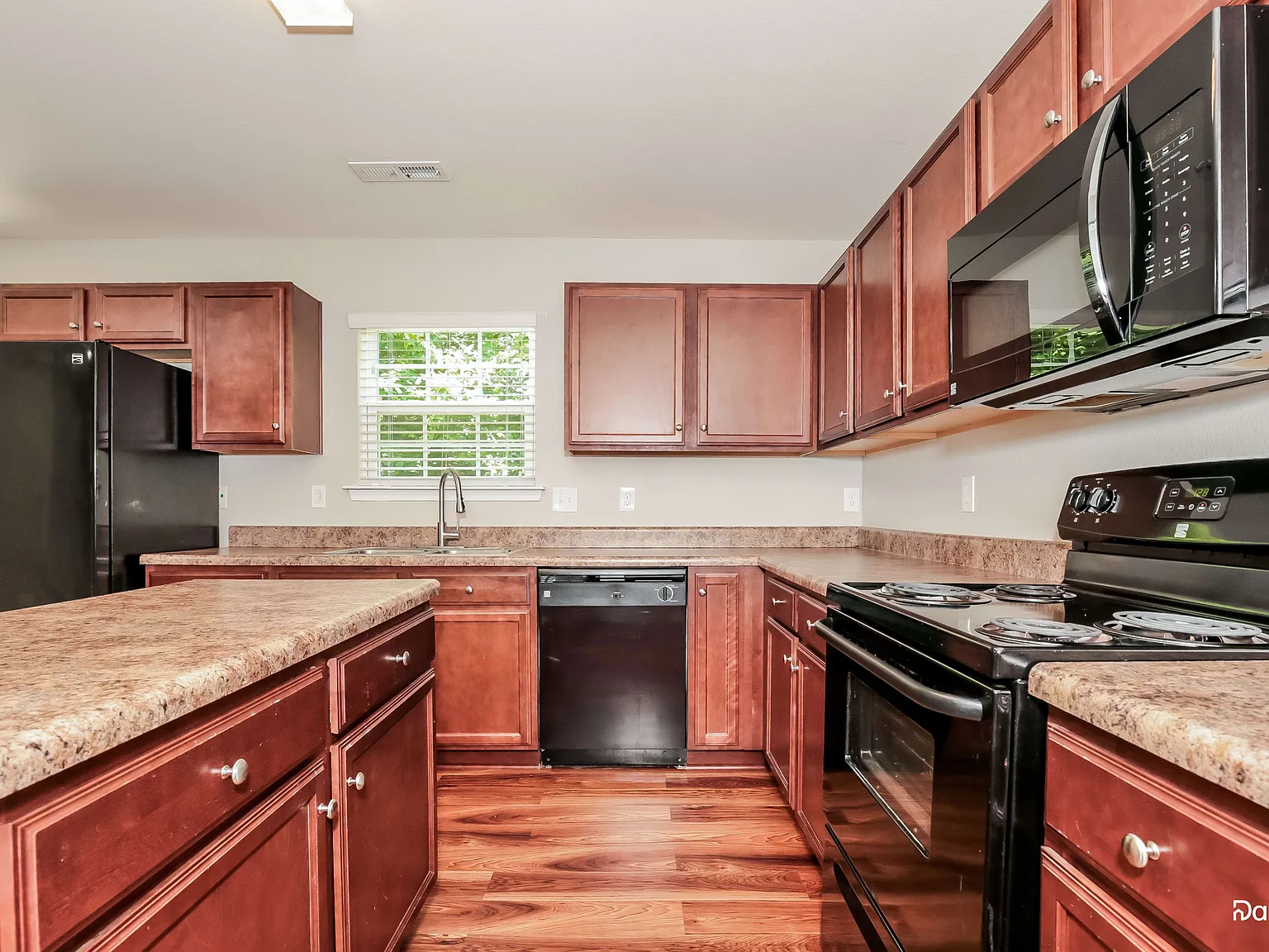 3 bed, 2.5 bath, 1777 sqft, $1,865 — Photo 3
