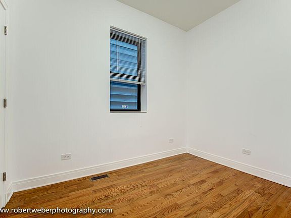 5th image of 520 N Ashland Ave #1