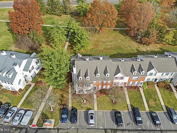 2nd image of 164 Shrewsbury Ct