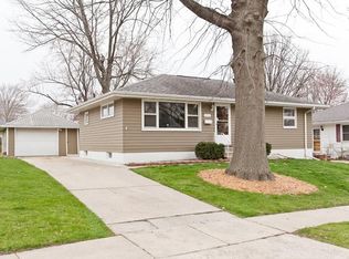 332 28th St NW, Cedar Rapids, IA 52405