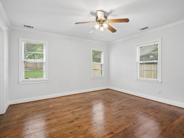592 Scott Cir — Photo 16