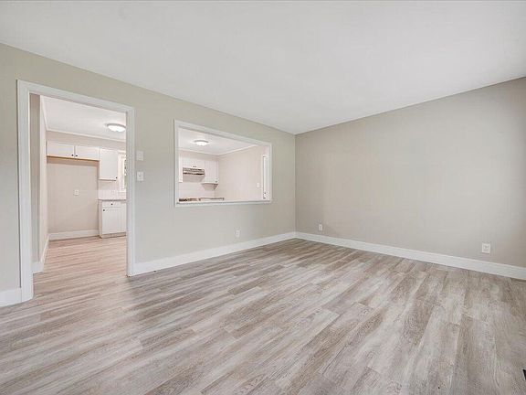 5th image of 85 Spruce Ct