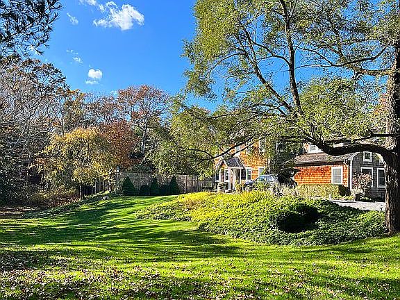4th image of 69 Pepperidge Ln