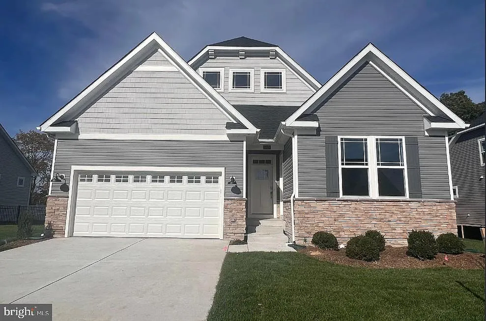 3 bed, 2.5 bath, 3700 sqft, $2,600 — Photo 1