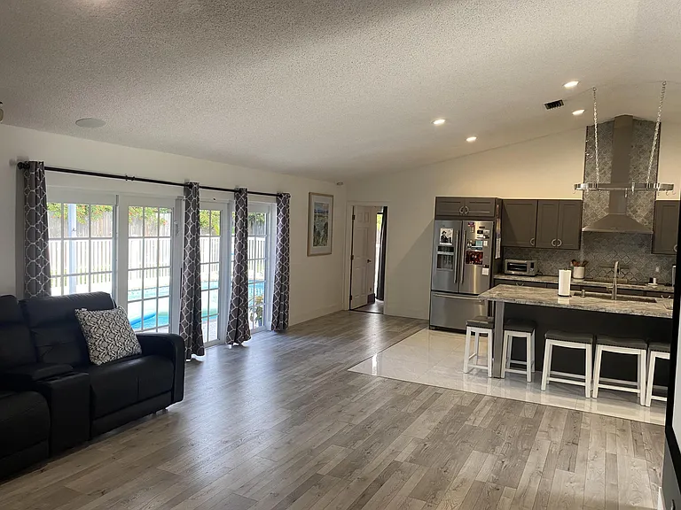 19131 Fairlawn Way — Photo 3