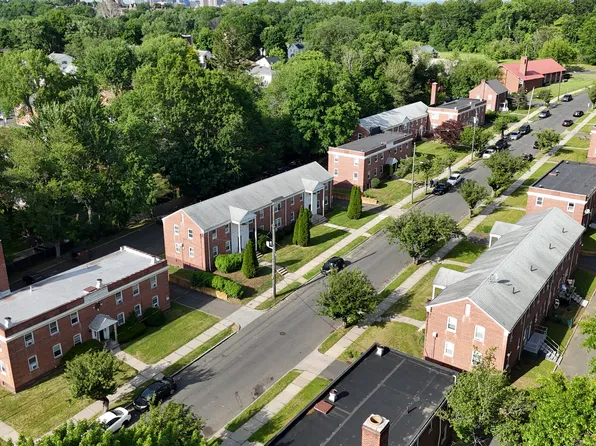 55-02 Hughes St, Hartford, CT
