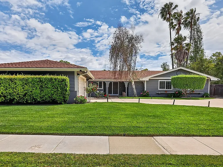 212 E Avenida De Los Arboles — Photo 1