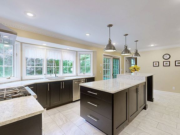5th image of 215 Country Wood Dr