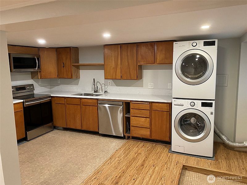 5th image of 809 NE 62nd Street