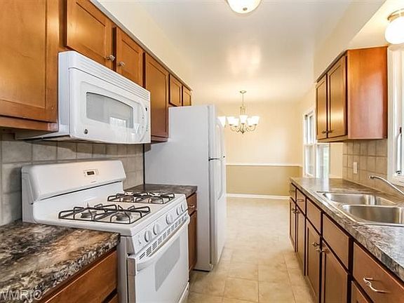 4th image of 2856 Montreat Dr NE