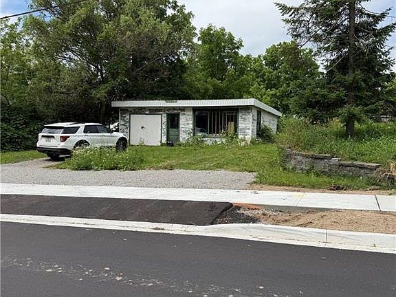 3rd image of 2490 Saint Anns Rd