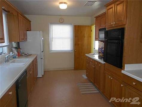 3rd image of 812 22nd St W