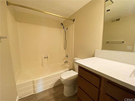 5th image of 300 E Chestnut Ave APT K