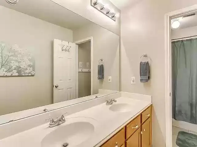 Full bath room upstairs with double vanity