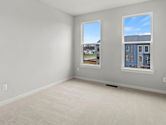 4th image of 305 Summit Point Blvd