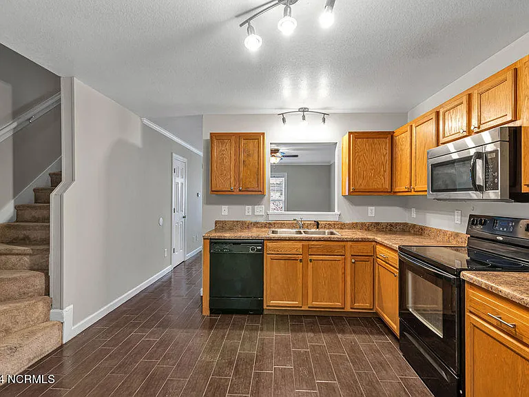 300 Streamwood Dr — Photo 12