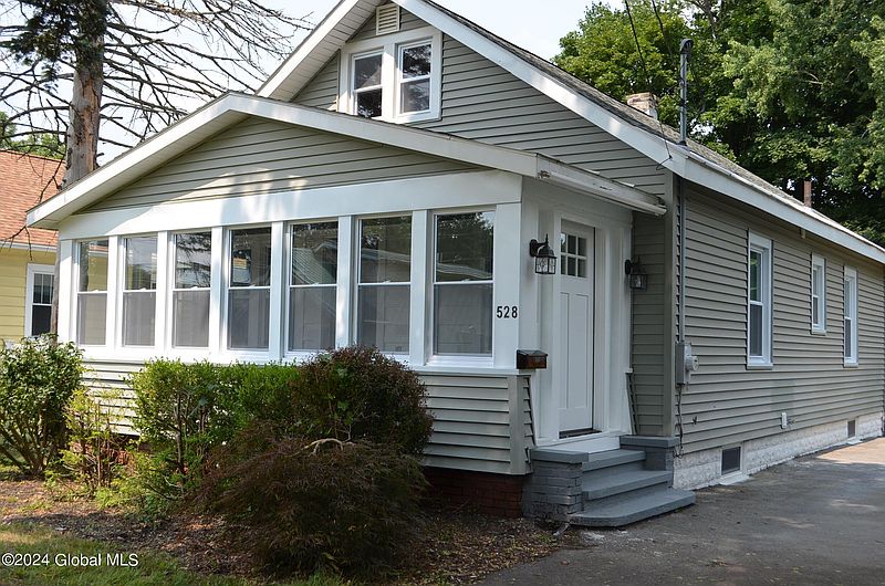 2nd image of 528 CHARLES Street