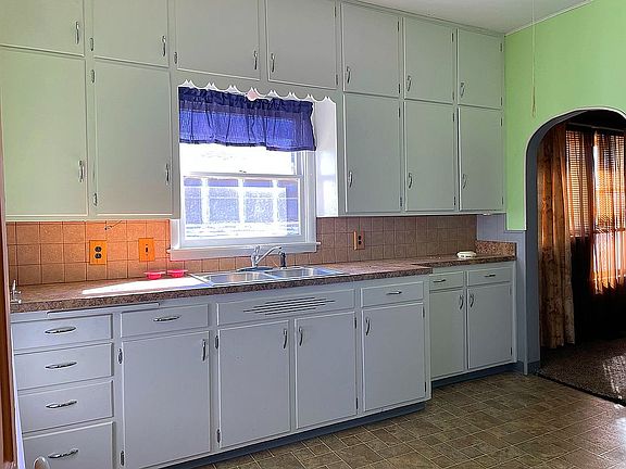 5th image of 209 W Commercial St