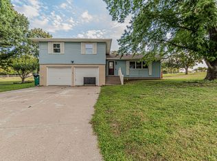 708 Redbud Ln, Wakefield, KS 67487