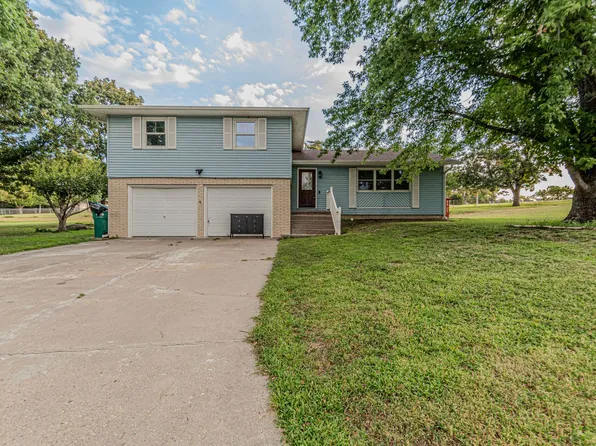 708 Redbud Ln, Wakefield, KS 67487